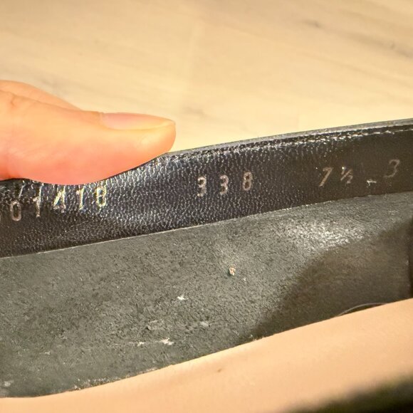 Ferragamo black vara pump - Picture 8 of 13